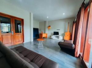 スンギギにあるVilla Sentanaのリビングルーム(ブラウンソファ、テーブル付)
