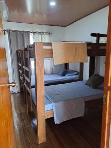 Hostel Casa Mar في ليبيريا: سريرين بطابقين في غرفة