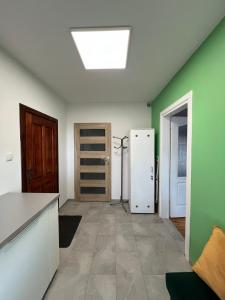 eine Küche mit grünen und weißen Wänden und einem Dachfenster in der Unterkunft STARA KAMIENICA in Reszel