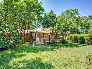 una casa con un patio con una casa en Sunny & Spacious House - Perfectly located for quick access to all of DFW en Farmers Branch