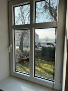 ein Fenster mit Blick auf einen Hof in der Unterkunft STARA KAMIENICA in Reszel