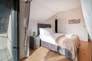 Refined Living: Three Bedrooms Flat in Coulsdon CR5 في كولسدون: غرفة نوم بسرير ونافذة