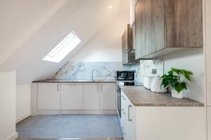 مطبخ أو مطبخ صغير في Refined Living: Three Bedrooms Flat in Coulsdon CR5
