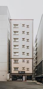 Un gran edificio blanco con muchas ventanas. en DK House, en Seúl