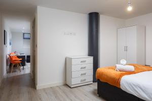 a bedroom with a bed and a dresser and a desk at One-Bedroom Apartment in Conditioning House in Bradford