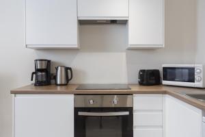 cocina con encimera y microondas en One-Bedroom Apartment in Conditioning House, en Bradford