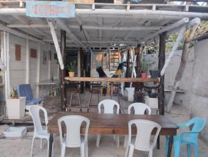 mesa y sillas de madera, mesa y sillas en Hostel Ichtus, en Playa Blanca