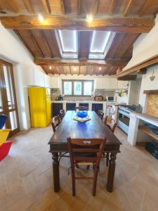 MontecchioにあるVilla Lisabettaの木製テーブルと椅子付きの広いキッチン
