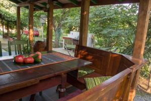 einen Holztisch mit Äpfeln darüber in der Unterkunft Rustic House Prima Priori 