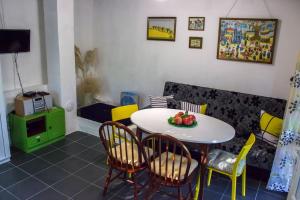 ein Wohnzimmer mit einem Tisch, Stühlen und einem Sofa in der Unterkunft Rustic House Prima Priori 