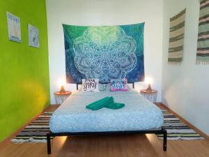 una camera da letto con un letto con due lampade sopra di Meraki Hostel a Sintra