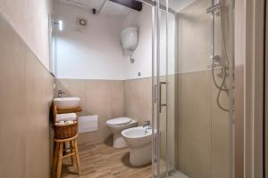 アルゲーロにあるC & C Holidaysのトイレとガラスのシャワー付きのバスルーム +19枚の写真