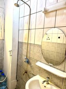 La salle de bains est pourvue d'un lavabo et d'un miroir. dans l'établissement Grandiose apart in yaounde, à Yaoundé