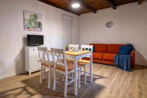 アルゲーロにあるC & C Holidaysのテーブルと椅子とソファのあるリビングルーム