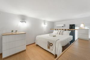 una camera bianca con un letto bianco e un comò di New 2024 Urban 48 a Cagliari