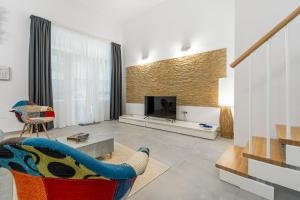 uma sala de estar com um sofá e uma lareira em New 2024 Urban 48 em Cagliari