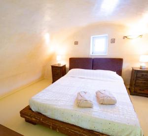Un pat sau paturi într-o cameră la Nasur