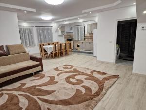 a living room with a couch and a kitchen at Casa Bogdan in Borsa