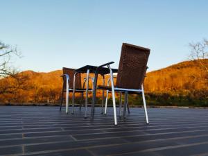 eine Sitzreihe auf einer Terrasse in der Unterkunft Quinta dos Carvalhais - Serra da Estrela in Fornos de Algodres