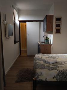 Postel nebo postele na pokoji v ubytování Studio apartment with sea view