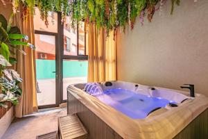 bañera en una habitación con ventana grande en Suite luxe avec Jacuzzi privé, en Marrakech