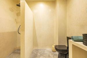 una habitación con una pared en construcción en Suite luxe avec Jacuzzi privé, en Marrakech