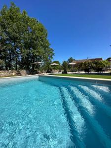ein großer Pool mit blauem Wasser in der Unterkunft Maison piscine Lot in Laburgade