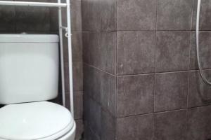 Kamar mandi di Apt Green Pramuka 2BR Tower B With Wi-Fi and Pool by Damaresa