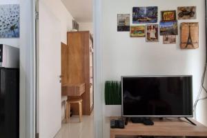 Televisi dan/atau pusat hiburan di Apt Green Pramuka 2BR Tower B With Wi-Fi and Pool by Damaresa