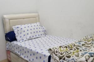 Tempat tidur dalam kamar di Apt Green Pramuka 2BR Tower B With Wi-Fi and Pool by Damaresa