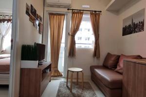 Area tempat duduk di Apt Green Pramuka 2BR Tower B With Wi-Fi and Pool by Damaresa