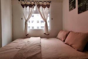 Tempat tidur dalam kamar di Apt Green Pramuka 2BR Tower B With Wi-Fi and Pool by Damaresa