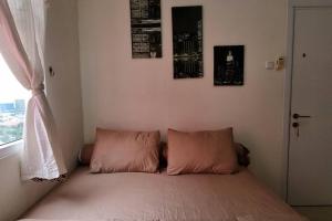 Tempat tidur dalam kamar di Apt Green Pramuka 2BR Tower B With Wi-Fi and Pool by Damaresa +1 foto
