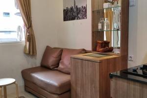 Area tempat duduk di Apt Green Pramuka 2BR Tower B With Wi-Fi and Pool by Damaresa
