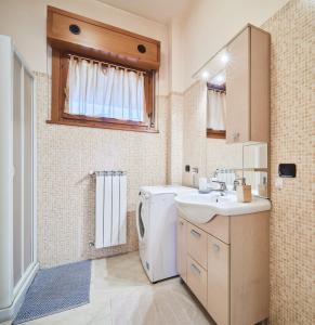 a bathroom with a washing machine and a sink at Residenza Il Centro in Brivio