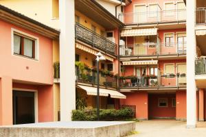 an apartment building with balconies and a street light at Residenza Il Centro in Brivio