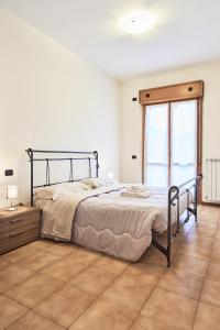 een slaapkamer met een bed en een groot raam bij Residenza Il Centro in Brivio