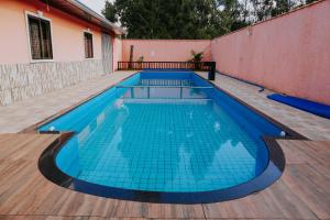 a small swimming pool on a wooden deck at Ribas Pousada e Camping in Carambeí