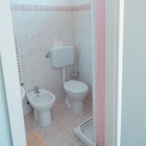 uma casa de banho com um WC e um lavatório em Albergo ristorante Elena em Lido delle Nazioni