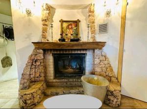 BardinetoにあるIl villaggio dei puffiの石造りの暖炉付きのリビングルーム(バケツ付)