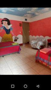 ein Zimmer mit einem Bild einer Frau an der Wand in der Unterkunft Casa Zope in Panajachel