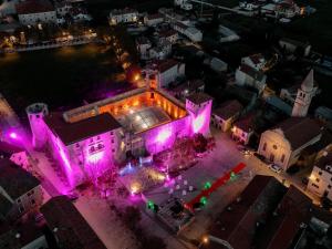 una vista aerea di un castello di notte con luci viola di Teta Jana a Smoljanci