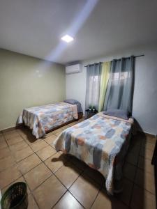 1 Schlafzimmer mit 2 Betten in einem Zimmer in der Unterkunft Departamento zona centro in Ciudad Madero