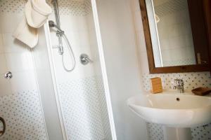 uma casa de banho com um lavatório e um chuveiro em Iscairia Country House em Ascea