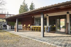 a house with a patio with a table and chairs at Agriturismo Prato del Re in Prignano sulla Secchia