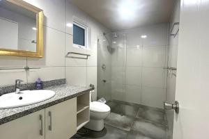 Koupelna v ubytování Sheryll Escapes - Kandi Palace 9 floor, 1BR! Housekeeping, Netflix! + 5 fotografií