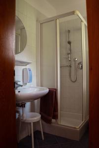 a bathroom with a sink and a shower at Garni Unterwegguetl in Naturno
