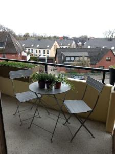 un balcon avec deux chaises et une table avec des plantes dans l'établissement La Dolce Casa bei Hamburg, à Seevetal