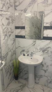 Хотел Враца في Vratsa: حمام أبيض مع حوض ومرآة