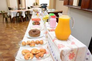 圣克鲁斯Hostal Ibiza的长桌,带食物盘子和一杯橙汁 更多20张照片